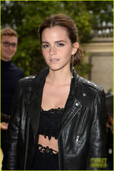 组图：艾玛时装周前排看秀 性感蕾丝裙秀小蛮腰