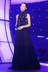 组图：江一燕冷黑长裙抢镜 夺华鼎奖献唱主题曲