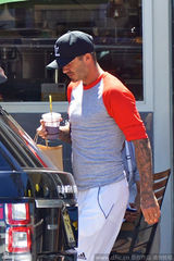 组图：贝克汉姆买饮料外卖当奶爸 纹身手臂夺目