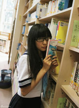 组图：NMB48成员泳池边湿身 玩制服诱惑露底裤