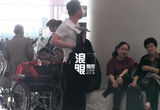 独家：赵普带女儿现身机场出国游 神秘美女相随