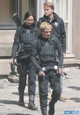 组图：劳伦斯赶拍新片窘态百出 候场时打伞卖萌