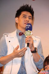 组图：Kimi卖萌耍宝人气高 与老爸台北捞金