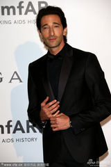 组图：戛纳慈善晚宴 比伯希尔顿风骚超模争艳