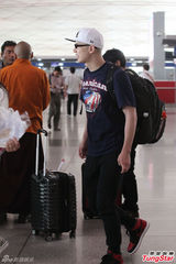 组图：平安现身机场显疲惫 不顾形象狂啃汉堡