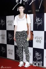 组图：玄彬走红毯人气旺 争相握手显亲和