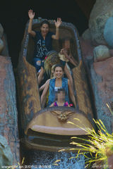 组图：阿尔芭为女庆生全家游玩 戴米奇头饰卖萌