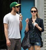 组图：新婚莉顿-梅斯特携老公吃冰淇淋秀甜蜜