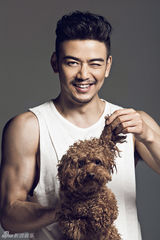 组图：杨烁硬汉型男变全能汪爸 与萌宠嬉戏