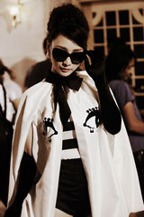 组图：柳岩拍摄《男神》MV 着复古装搭混血帅哥