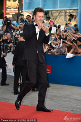 组图：威尼斯开幕红毯 演员爱德华-诺顿玩自拍