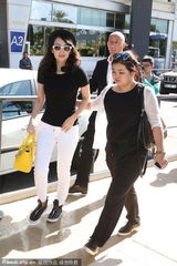 组图：章子怡戛纳现身机场 草编帽黑T恤休闲