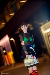 组图：张佳宁利落短发美腿袜 酷炫十足闪耀黑夜