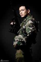 组图：《神犬奇兵》杨烁军装加身展冷峻魅力