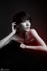 组图：王丽坤夏日光影大片 短发凸显高冷气场