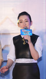 组图：秦海璐小肚微凸 拖鞋亮相孕味十足