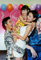 组图：田亮宣传新书《臭爸爸》 森碟曝爸妈亲亲