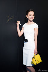 组图：王珞丹白裙短发亮相 玲珑曲线气场十足