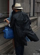 组图：林志玲同神秘男牵手出入 见拍照尴尬微笑