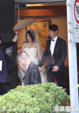 组图：45岁陶喆豪车接新娘 十指紧扣新娘清纯