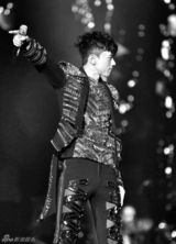 组图：张杰个唱努力玩时尚 中弹装花长袍上身