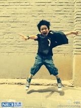 组图：曹格晒儿子萌照赞有爱心 小帅哥活泼可爱