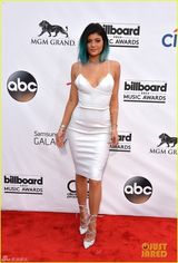 组图：卡戴珊妹妹长腿无敌 露纤瘦美背