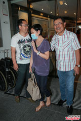 组图：刘丹探望孙女笑不拢嘴 与杨幂父母合影