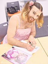 组图：“胡子小姐”代言日本游戏 口味重难直视