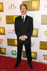 组图：评论家奖众星云集 谢耳朵帅气潘妮秀短发