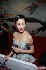 组图：佘诗曼蝴蝶装秀美胸 称若生子就隐退