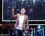 组图：杨宗纬献唱南京音乐节 动情演绎王菲金曲