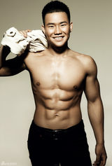 组图：谢孟伟写真大秀腹肌酷man十足