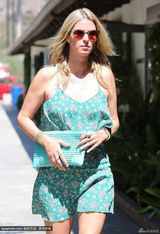 组图：希尔顿姐妹清凉绿裙出街 举手投足名媛范