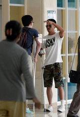 组图：独家！吴京拄拐看病 CT室门口与朋友热聊