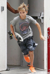 组图：辣妹全家出动健身 小七躲哥怀中安静乖巧