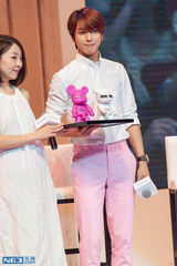 独家：郑容和会粉丝 白衣粉裤弹吉他校草气质