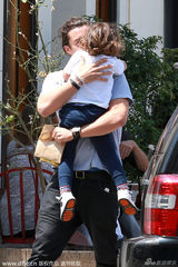 组图：奥兰多爱子心切紧抱不放 小弗林一脸郁闷