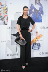 组图：王菲亮相品牌秀帅气十足 那英端庄典雅