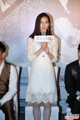 组图：吴奇隆保护诗诗 自曝好身材全靠女友打造