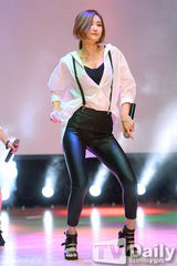 组图：韩团EXID发布会 透视衫展妖娆身姿