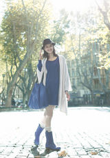 组图：倪虹洁欧洲街拍 优雅俏皮万种风情