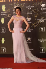 组图：陶红携男伴亮相 粉色蕾丝礼服摩登高雅