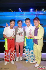 组图：曾志伟谭咏麟投资火锅店 盼开店收益行善