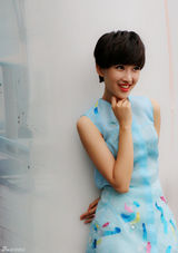 组图：奚望街拍玩小清新 短发映红唇甜美