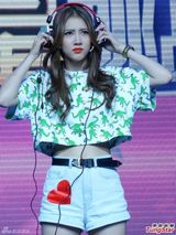 组图：弦子参加综艺节目露小蛮腰彰显清新可爱