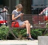 组图:单身泰勒空虚寂寞冷！公园吃雪糕发呆放空