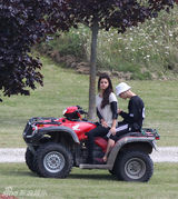 组图：贾斯汀-比伯/赛琳娜-戈麦斯复合狂秀恩爱 搂腰摸臀又熊抱