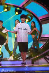 组图：TFBOYS录年代秀 高能起床照粉丝叫受不了