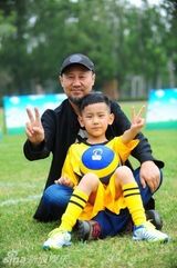组图：腾格尔带儿子录足球梦 望其成为足球先生